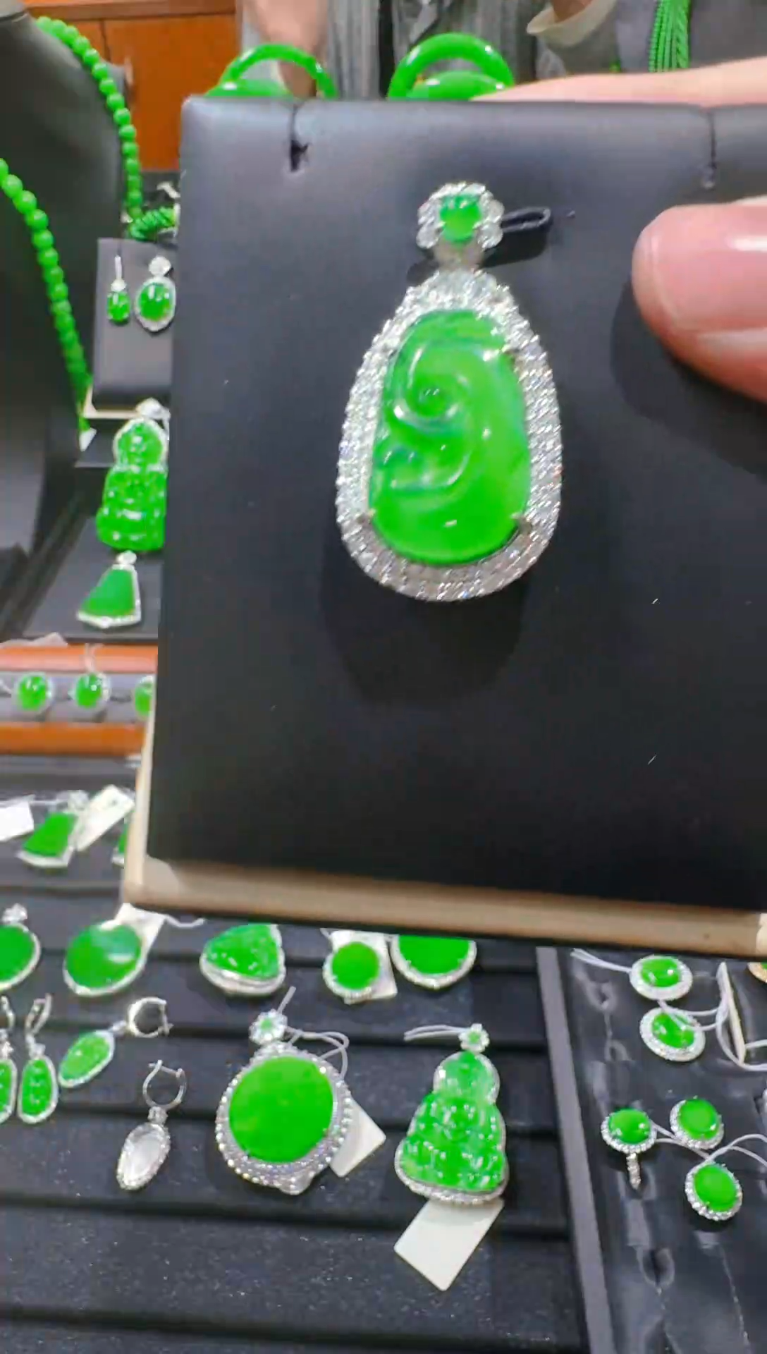 【闪购商品】翡翠吊坠(赠链)未镶嵌天然A货翡翠