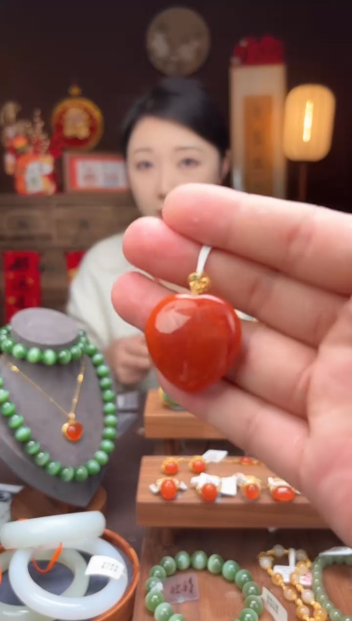 【闪购商品】南红玛瑙爱心吊坠aa5318K金镶嵌-