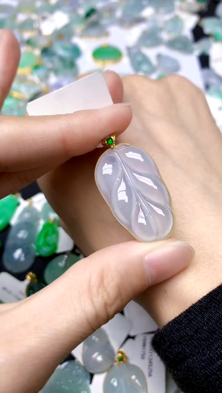 颈饰18K金镶嵌翡翠天然A货翡翠