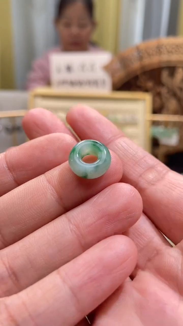 颈饰未镶嵌翡翠D****?甜甜圈