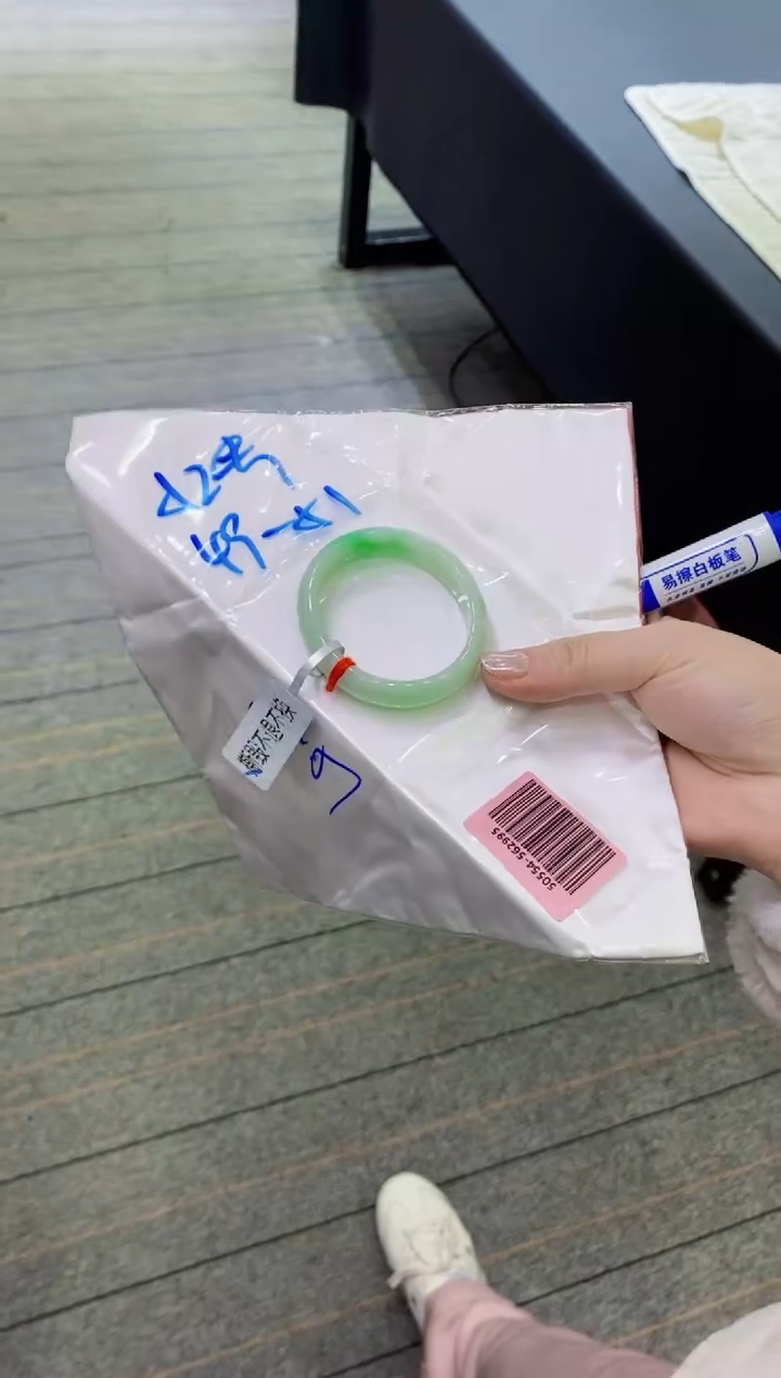【闪购商品】翡翠手镯未镶嵌             