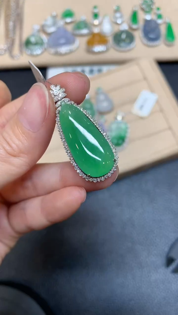 【闪购商品】翡翠颈饰18K金镶嵌福瓜【无服务费