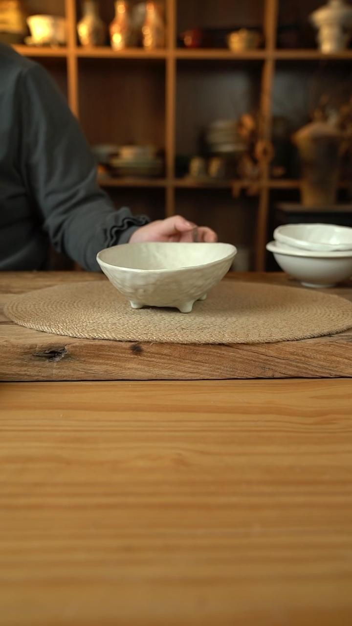 白色系列的8英寸四足锤纹椭圆盘1个