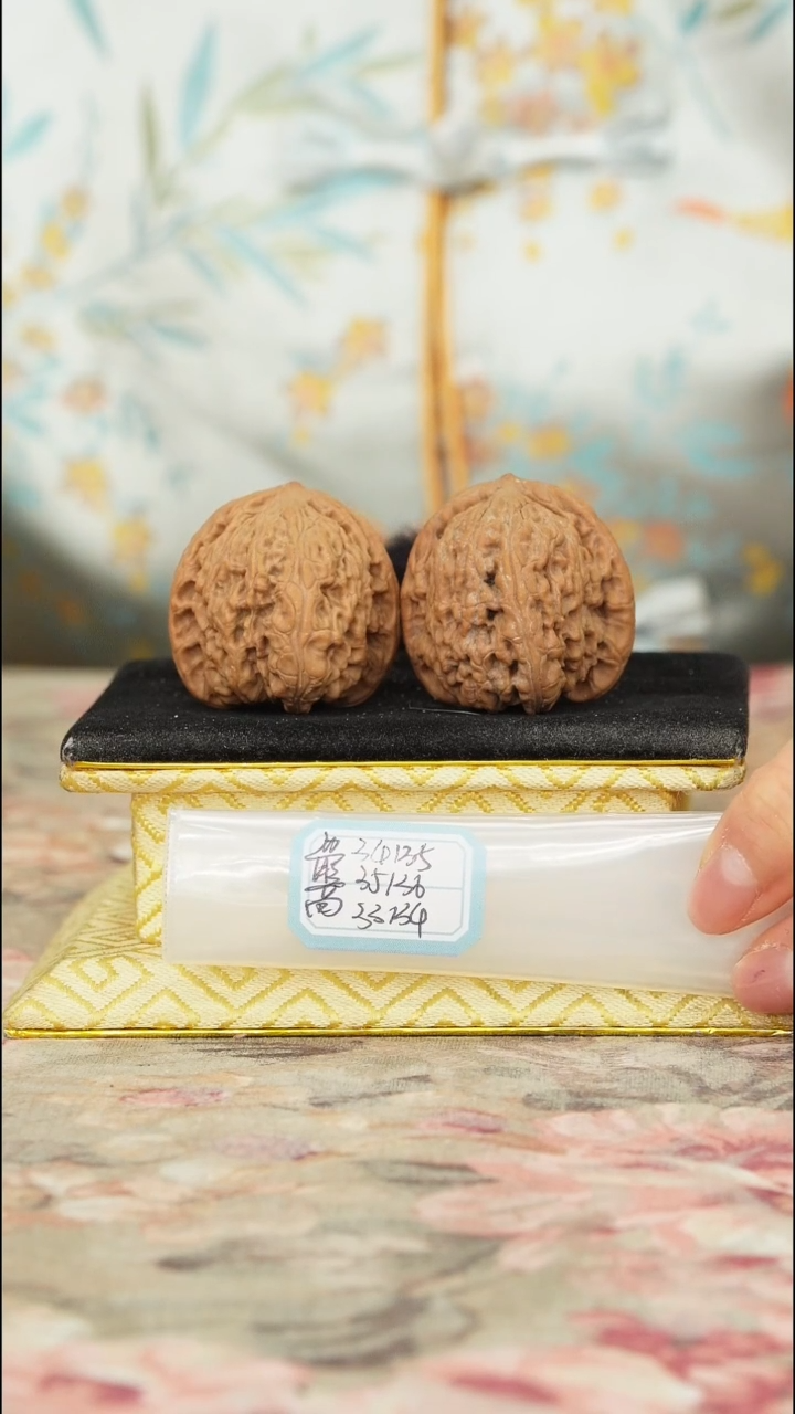 【闪购商品】文玩核桃把件密纹