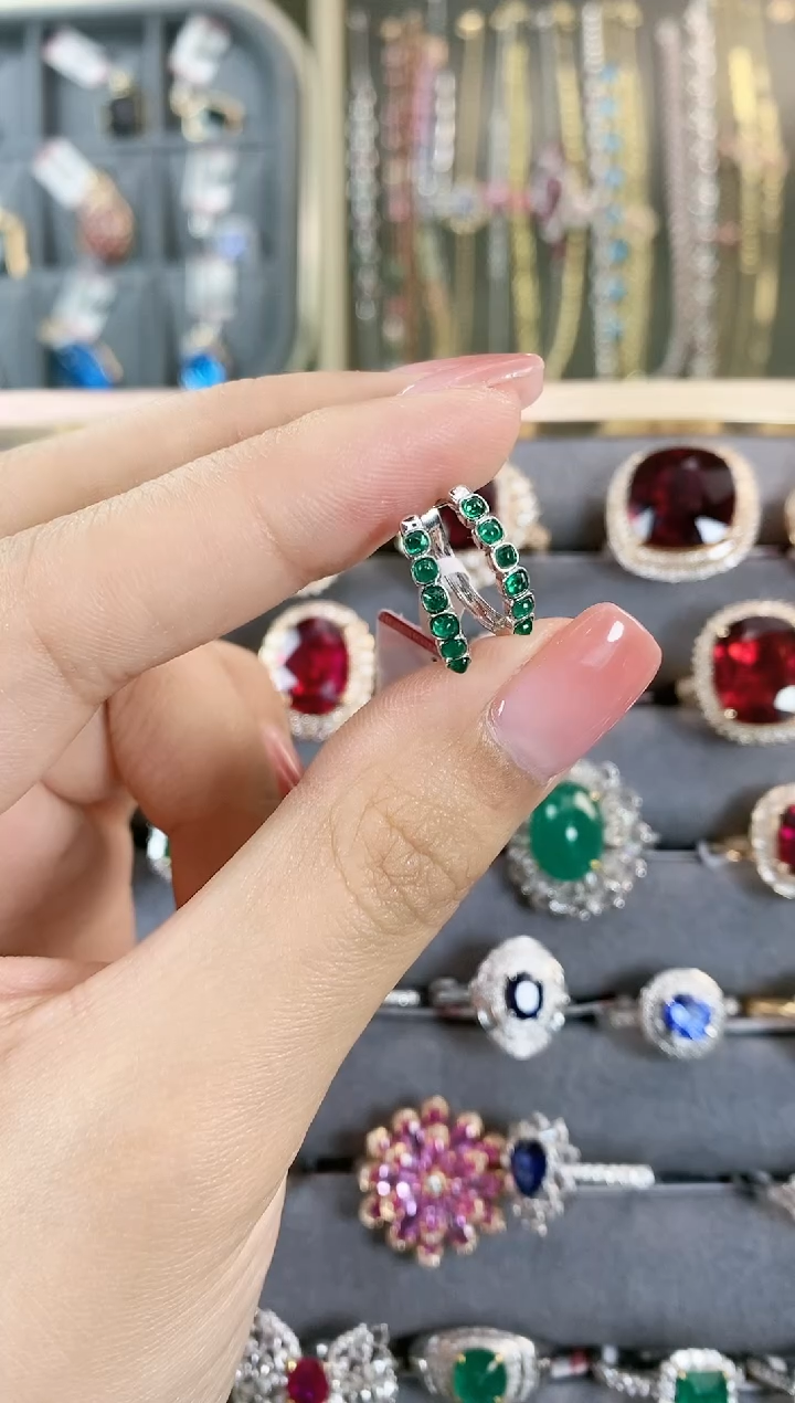 【闪购商品】耳饰18K金镶嵌祖母绿一对