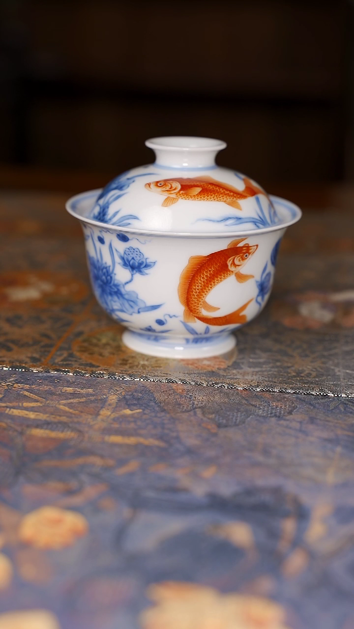 【闪购商品】杯望月怀古青花矾红鱼澡盖碗