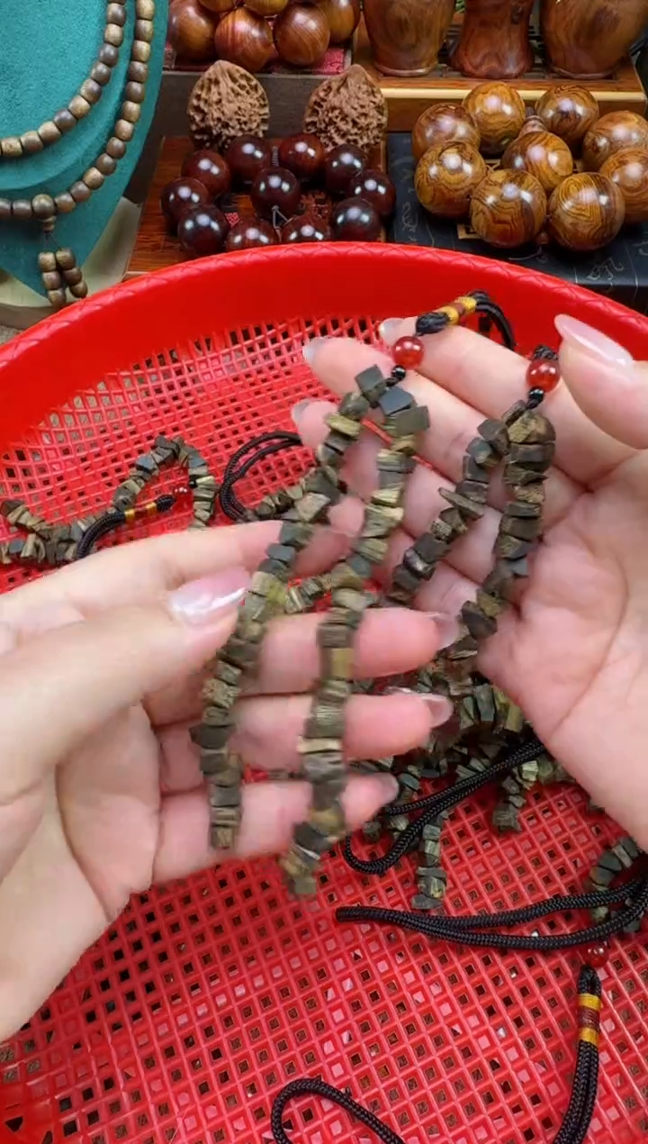 沉香沉香碎屑沉香碎料的一串