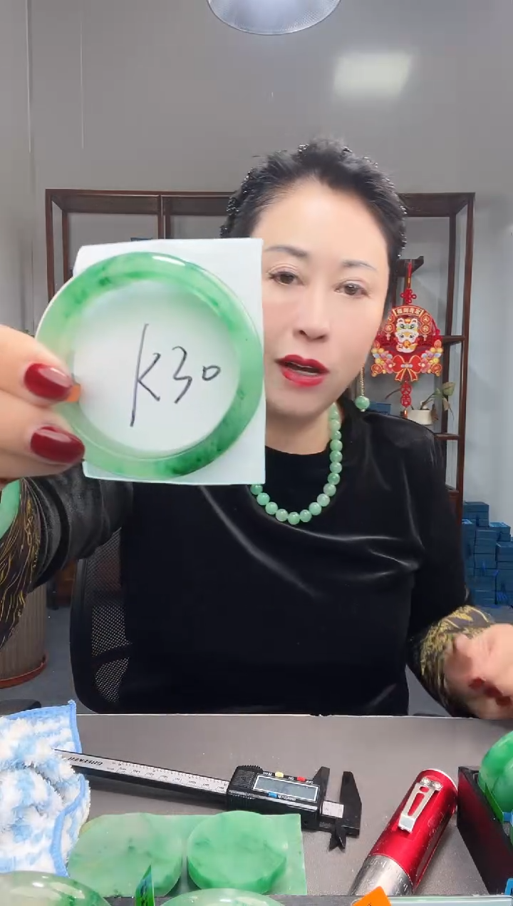 【闪购商品】石英质玉手镯未镶嵌非洲翠