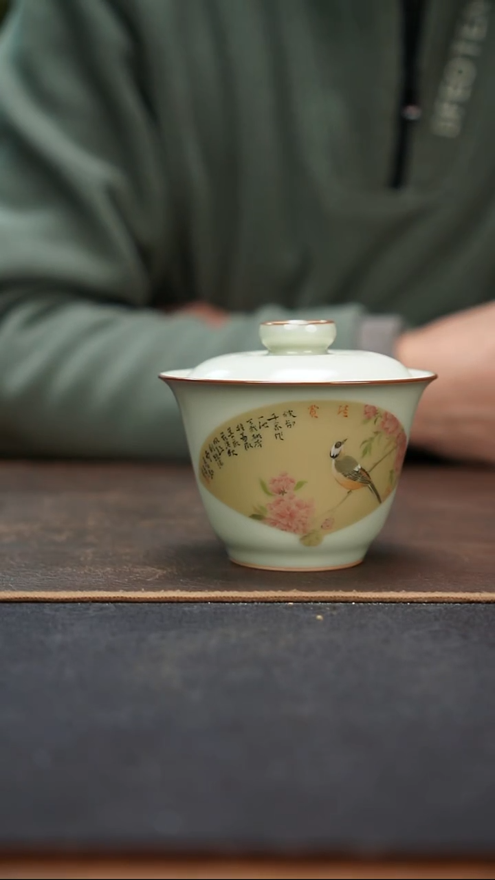 杯汝窑釉上开窗花鸟图盖碗