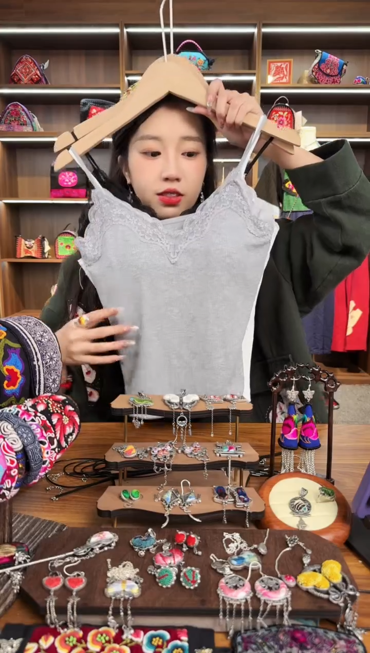 【闪购商品】织绣A26蒙阿苏苗绣传承