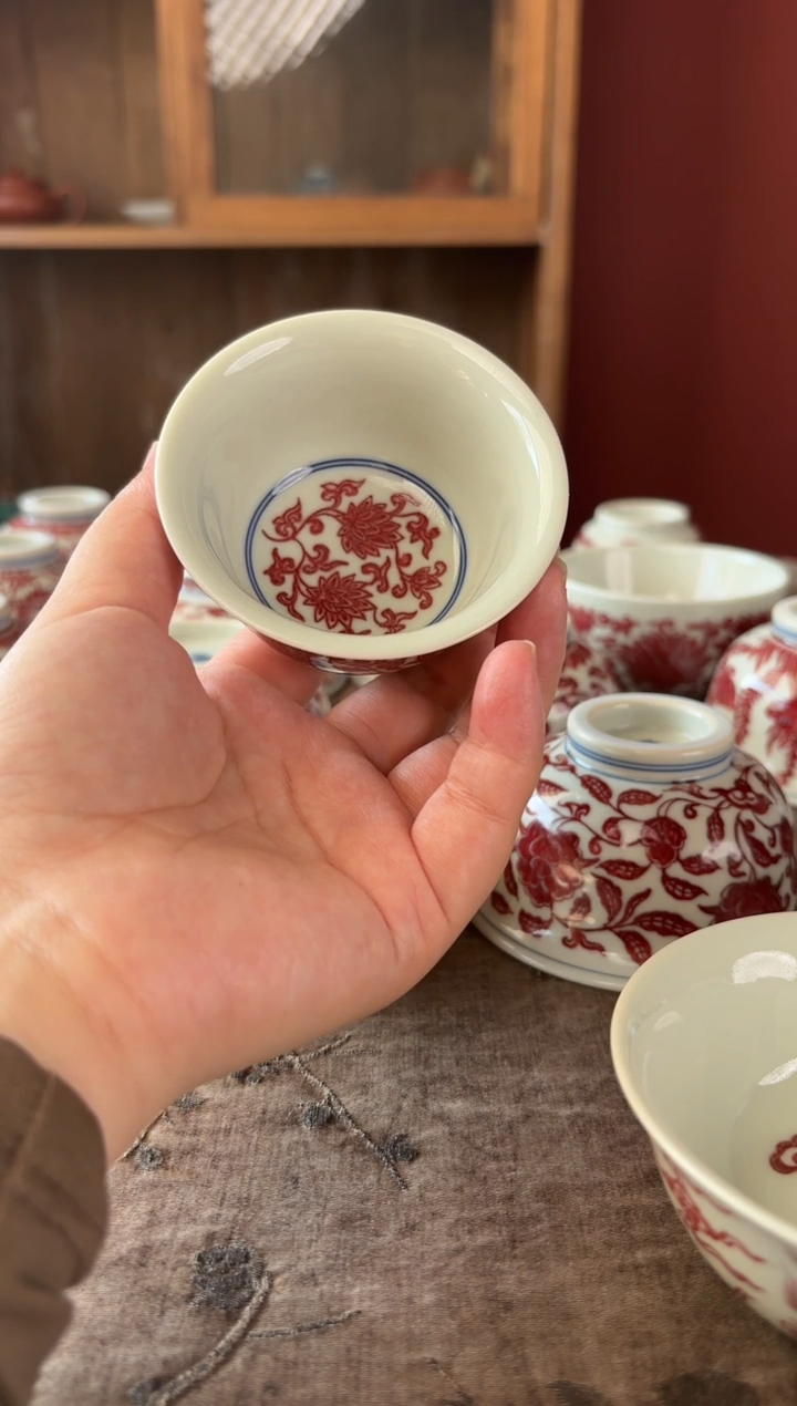 壺*居釉里红小缠枝