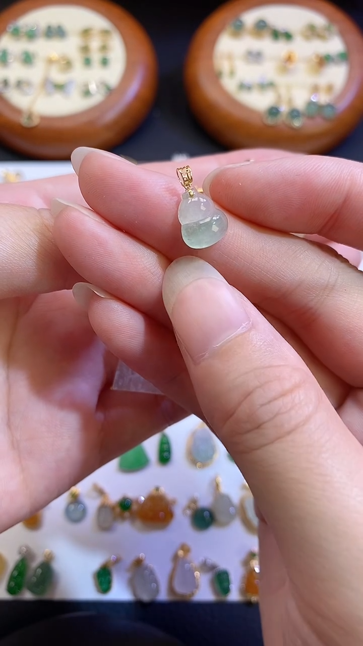 翡翠18K金镶嵌颈饰1111111111