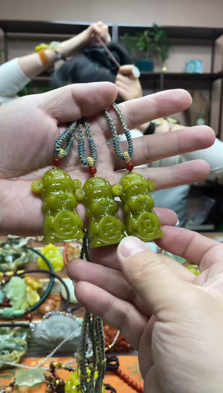 未镶嵌岫玉颈饰多样性发货发其中之一