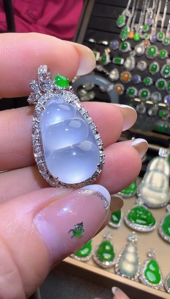 颈饰18K金镶嵌翡翠豆子