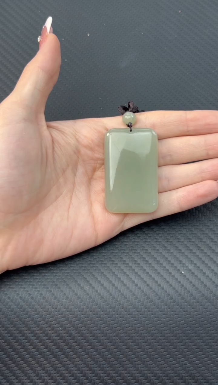 【闪购商品】和田玉吊坠(赠链)未镶嵌且末微色差近矿吊坠