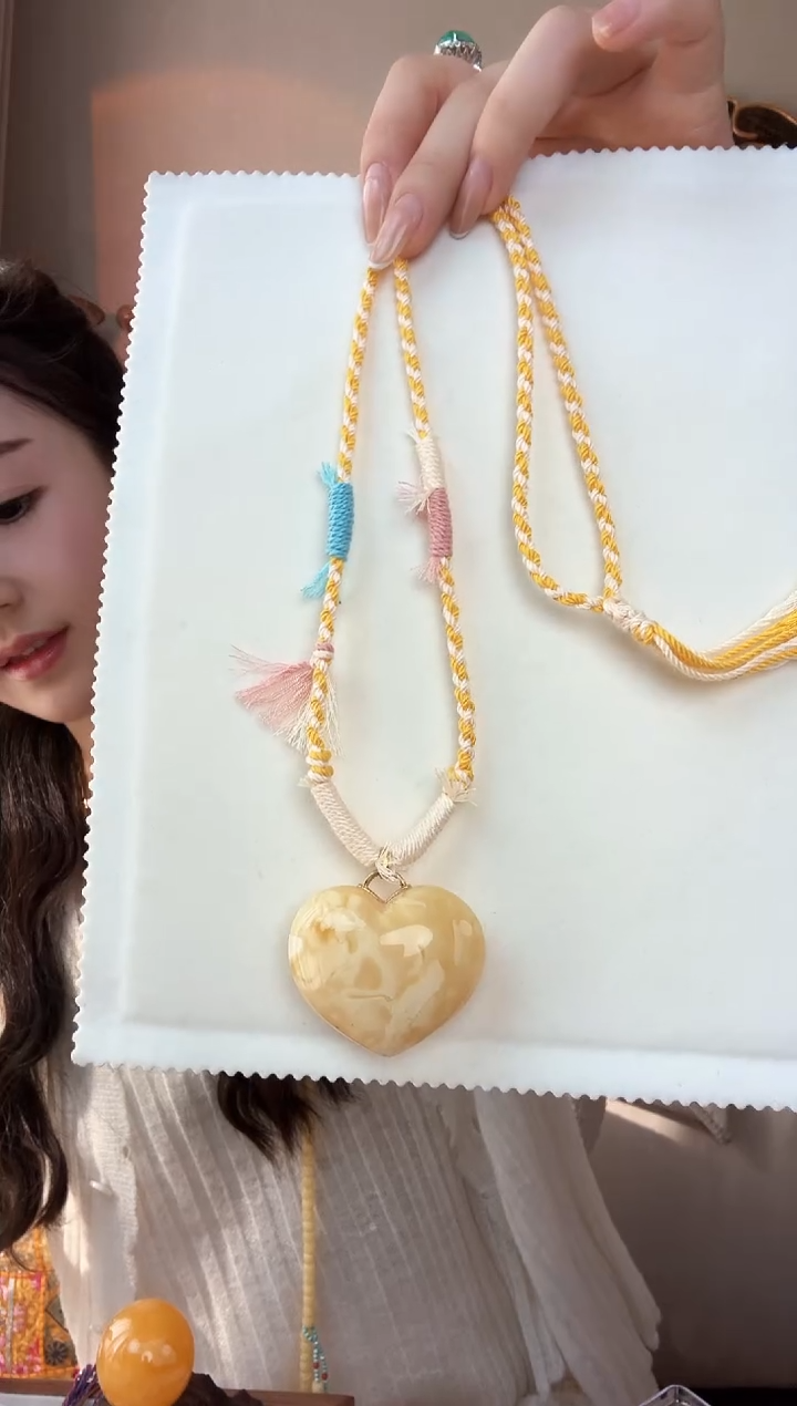 【闪购商品】蜜蜡颈饰未镶嵌白花蜜蜡爱心吊坠