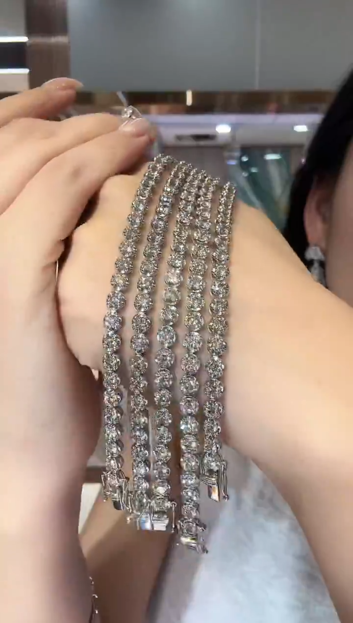 18K金镶嵌戒指钻石5克拉多样性发其一