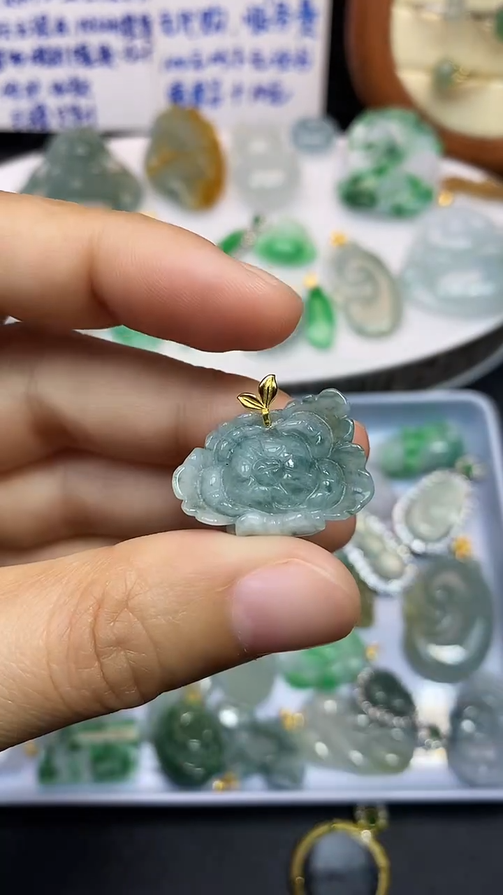 颈饰18K金镶嵌翡翠吊坠