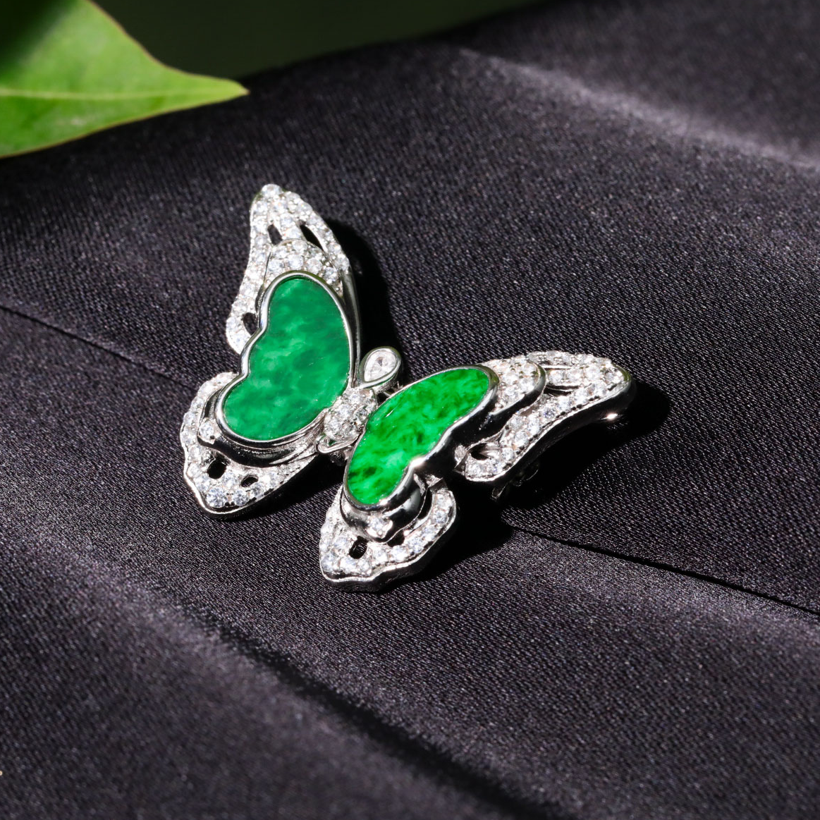 【意婵】《八千梦》天然缅A辣绿翡翠精雕蝴蝶胸针S925银-YC15948