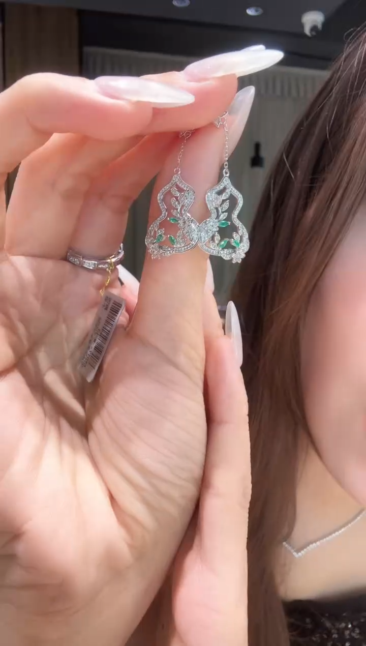 耳饰18K金镶嵌钻石繁花