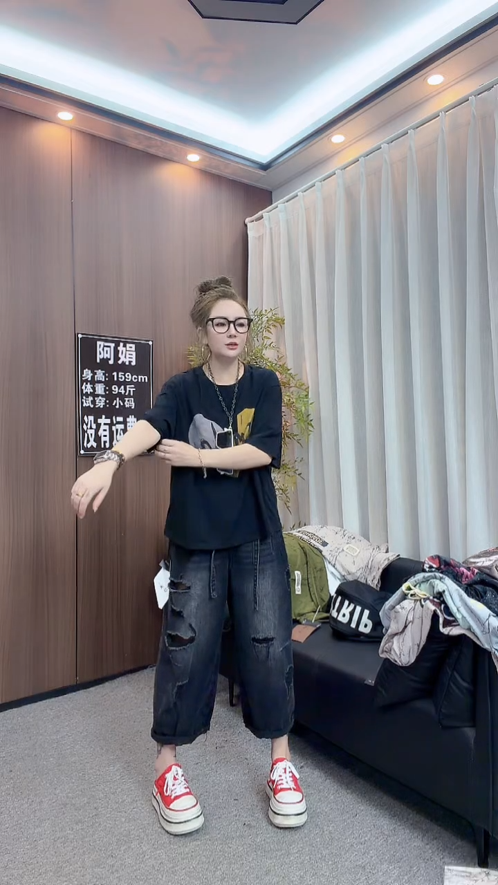 黑色米奇头短袖。。