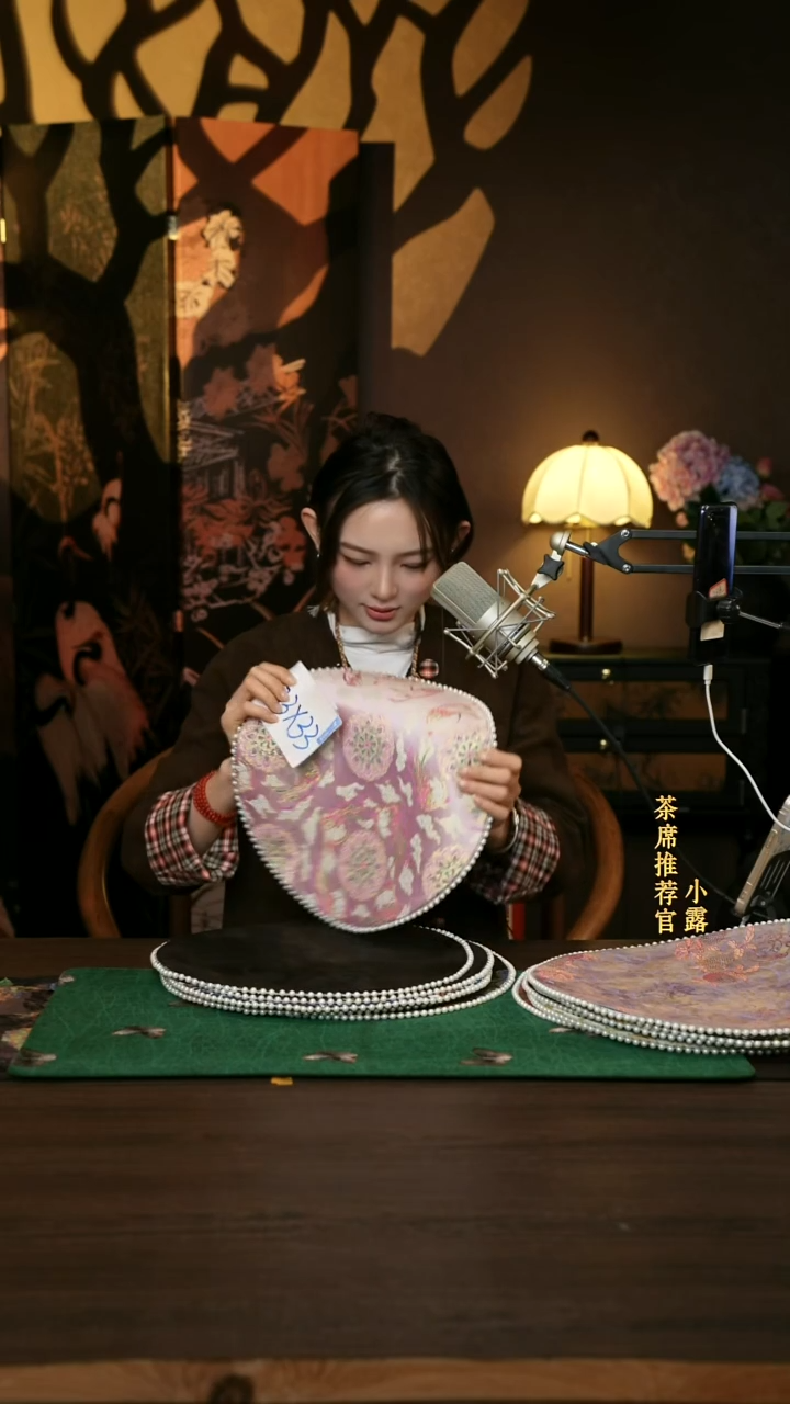 香云纱    圆形珍珠粉玉兔