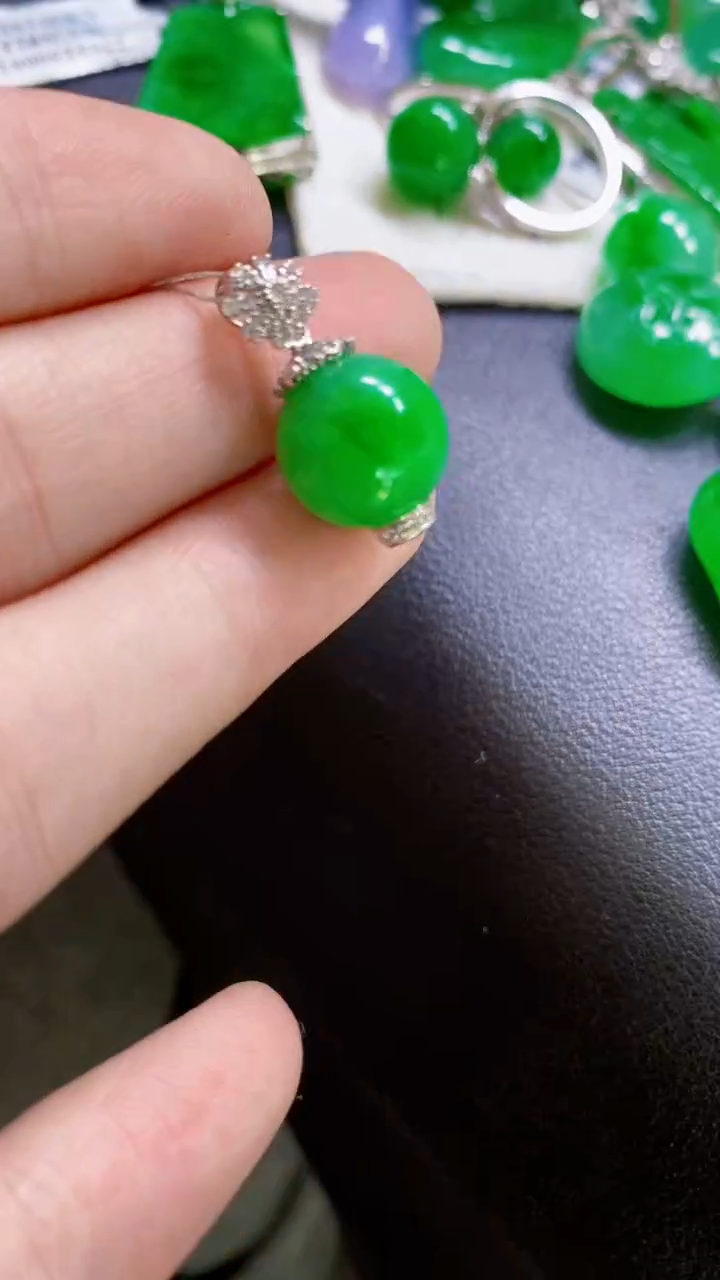 颈饰18K金镶嵌翡翠珠子