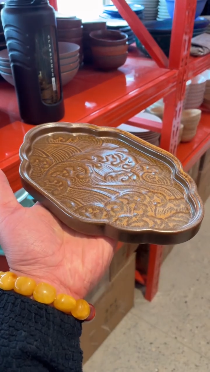 瓷片9寸咖色雕花云朵盘（福利款）