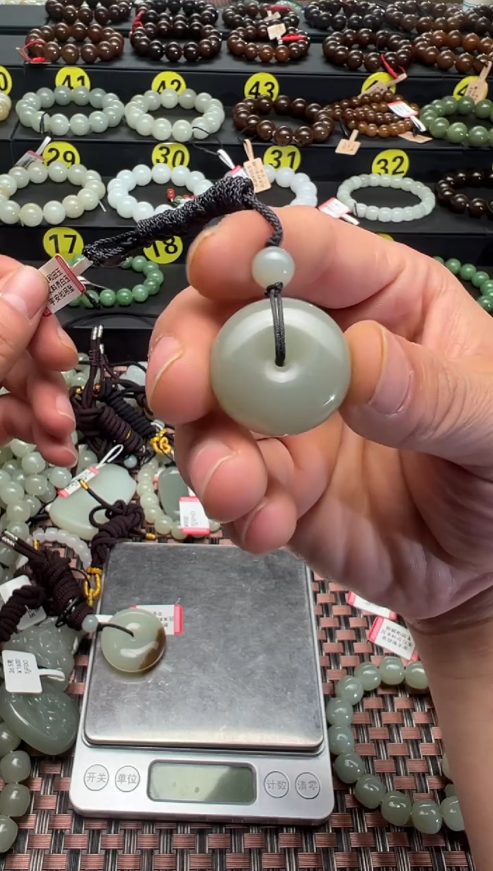 【闪购商品】和田玉吊坠(赠链)未镶嵌且末料青白玉平安扣