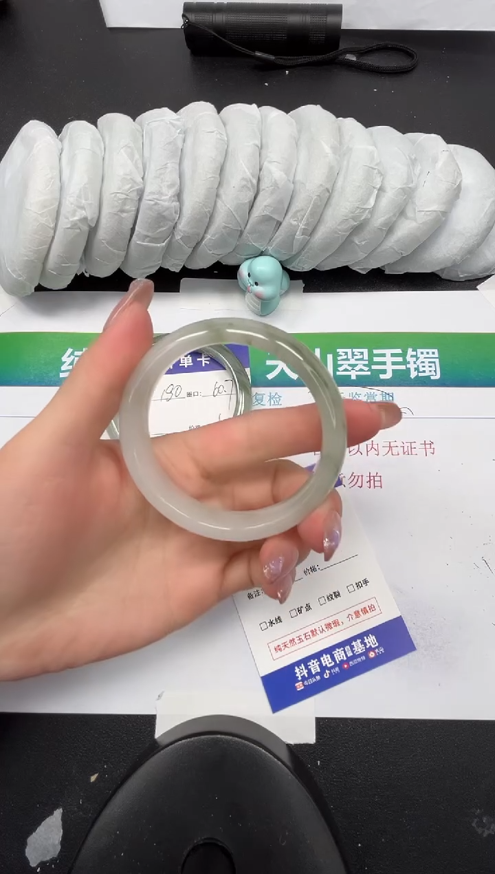 【闪购商品】石英质玉手镯未镶嵌181-56.1