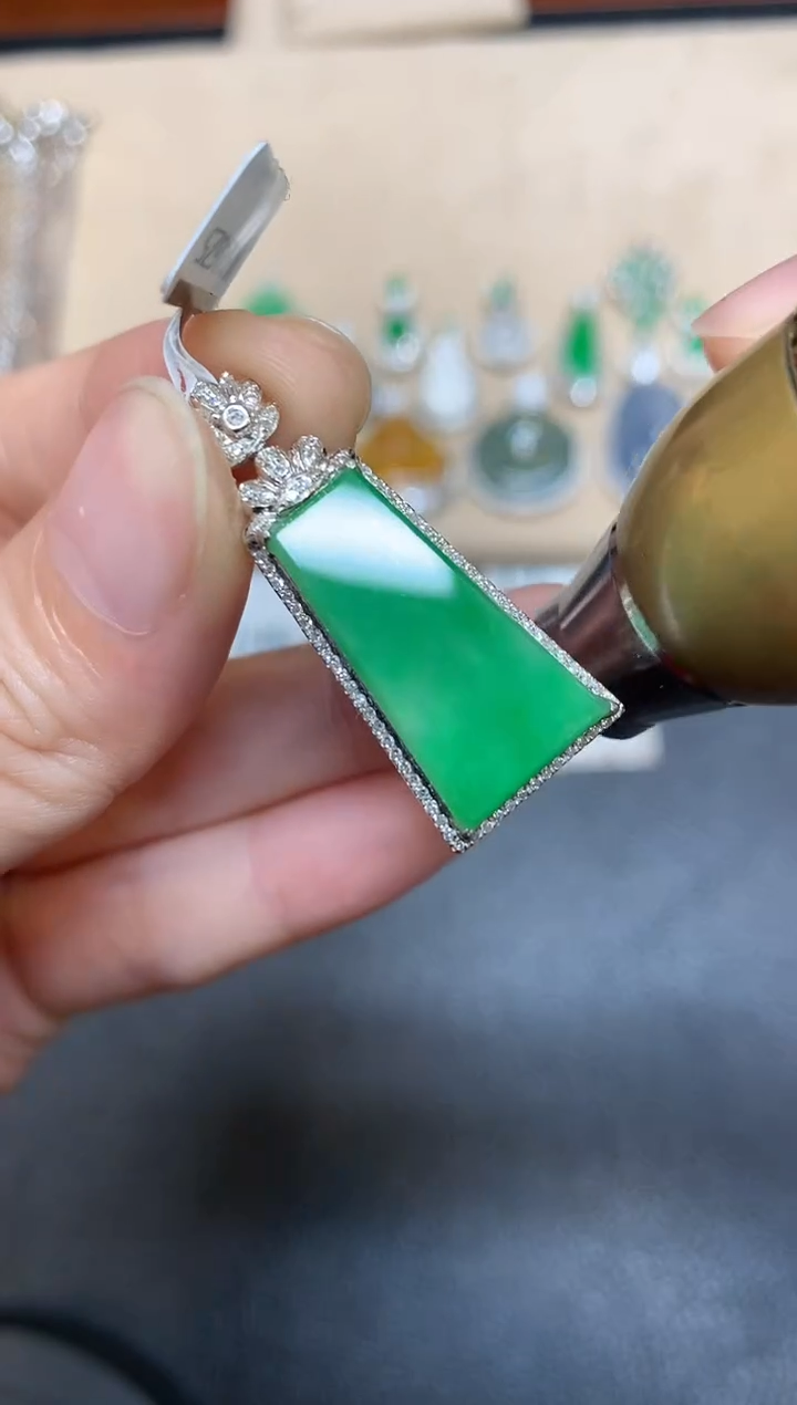 【闪购商品】翡翠颈饰18K金镶嵌无事牌【无服务费