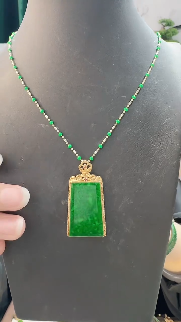 颈饰18K金镶嵌翡翠8888888888888