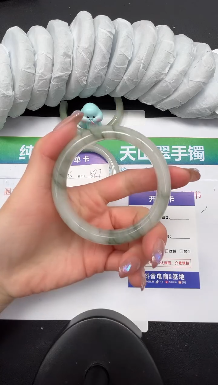 【闪购商品】石英质玉手镯未镶嵌66-58.6