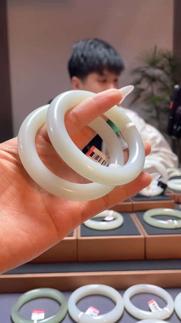 【闪购商品】和田玉手镯未镶嵌青白玉57多样性发一