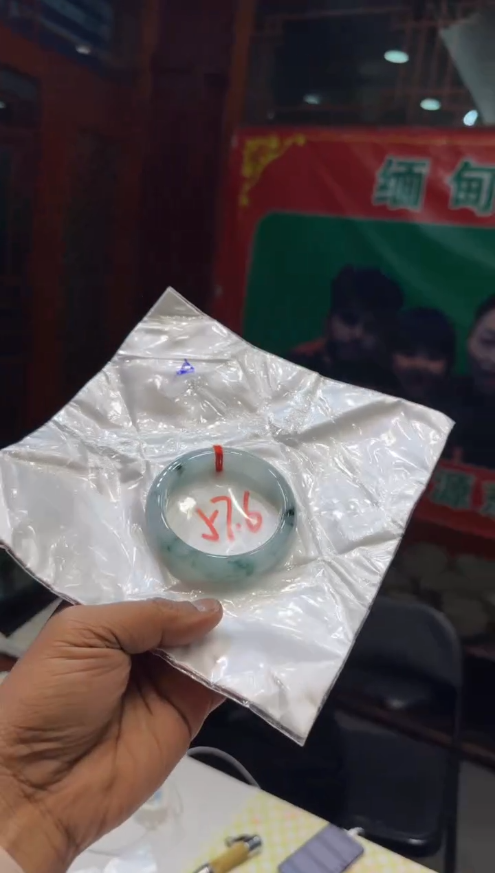 颈饰未镶嵌翡翠手镯