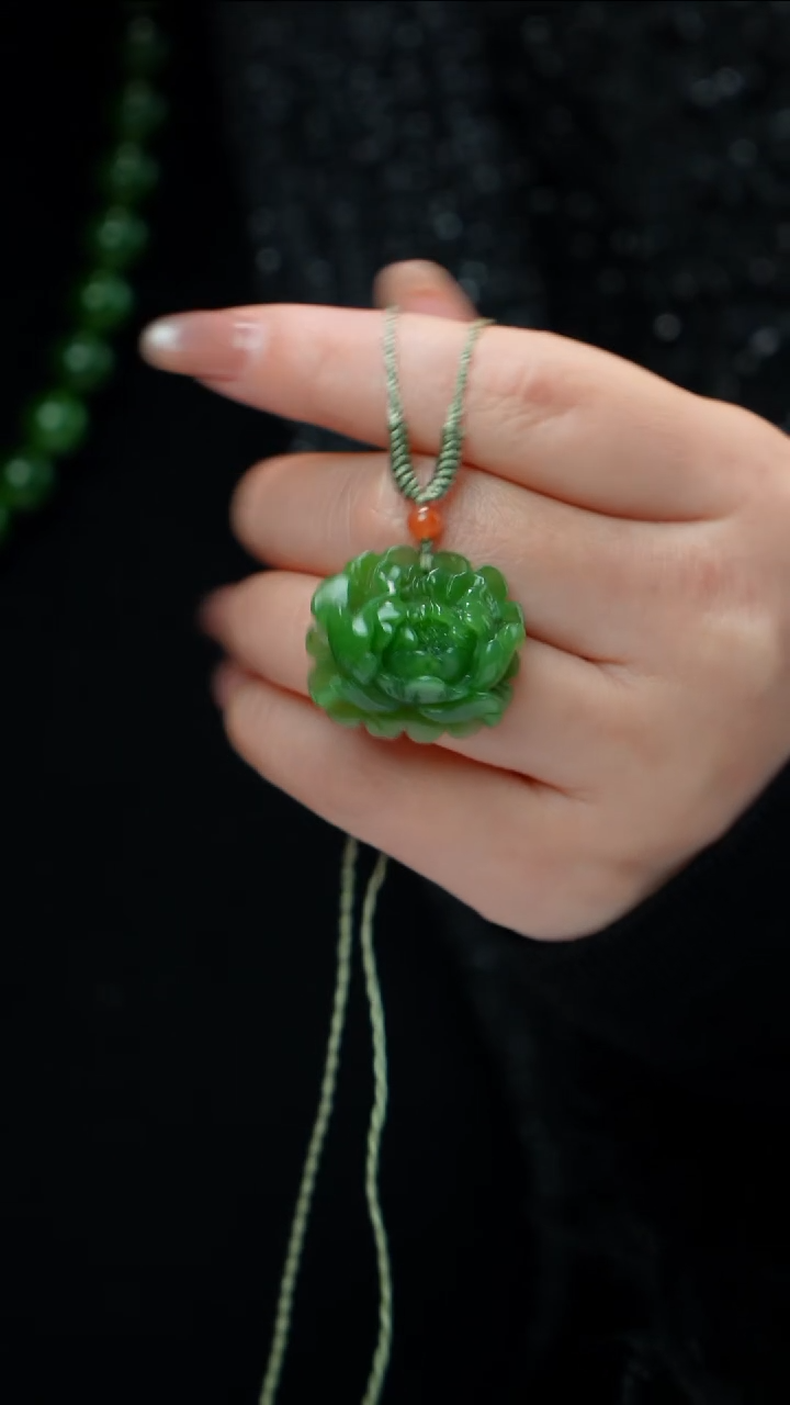 颈饰未镶嵌和田玉（碧玉）碧玉花牌 多样性发其一