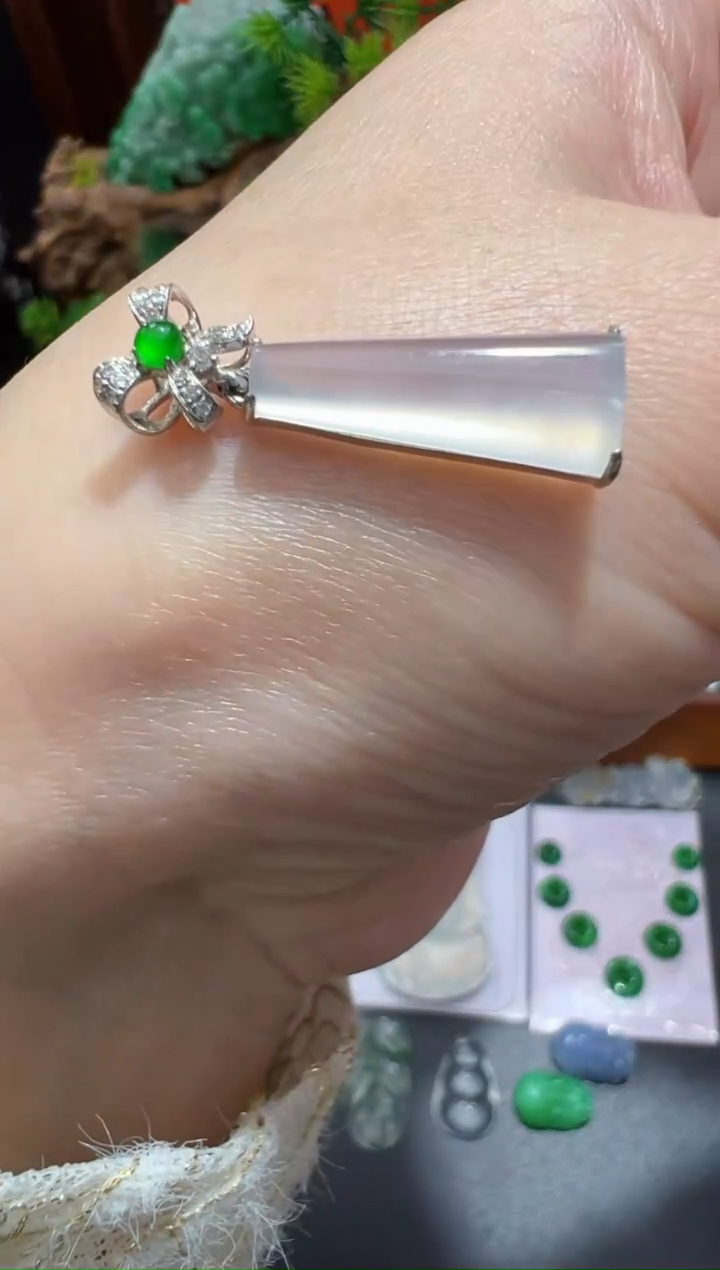 颈饰18K金镶嵌翡翠26.8*8.0*4.4无事牌