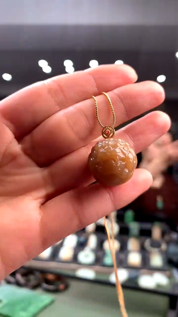 颈饰18K金镶嵌和田玉挂件