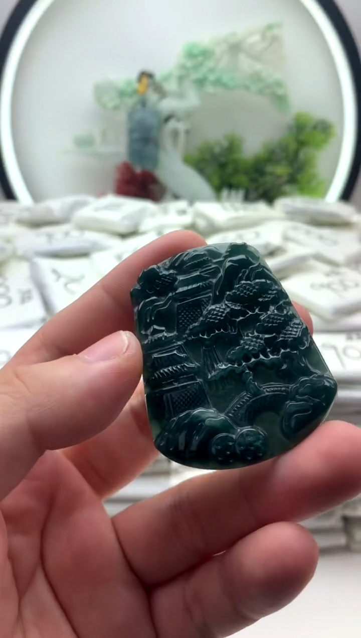 翡翠未镶嵌颈饰山水