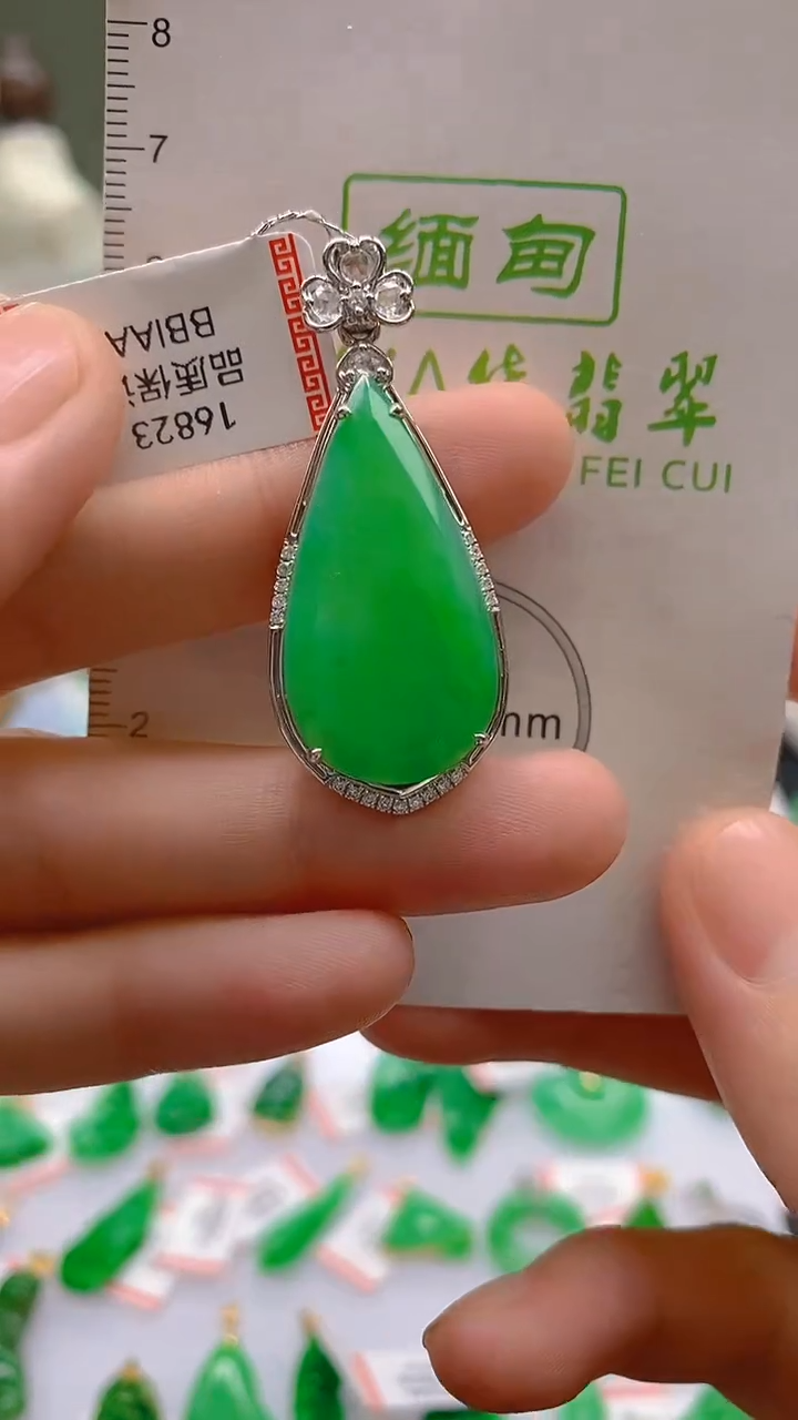 翡翠18K金镶嵌颈饰天然翡翠A货，支持复检