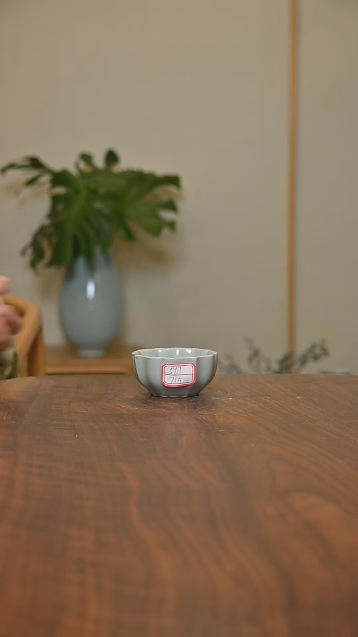 71#宝相杯 荷叶青釉 微瑕 朱家汝窑款