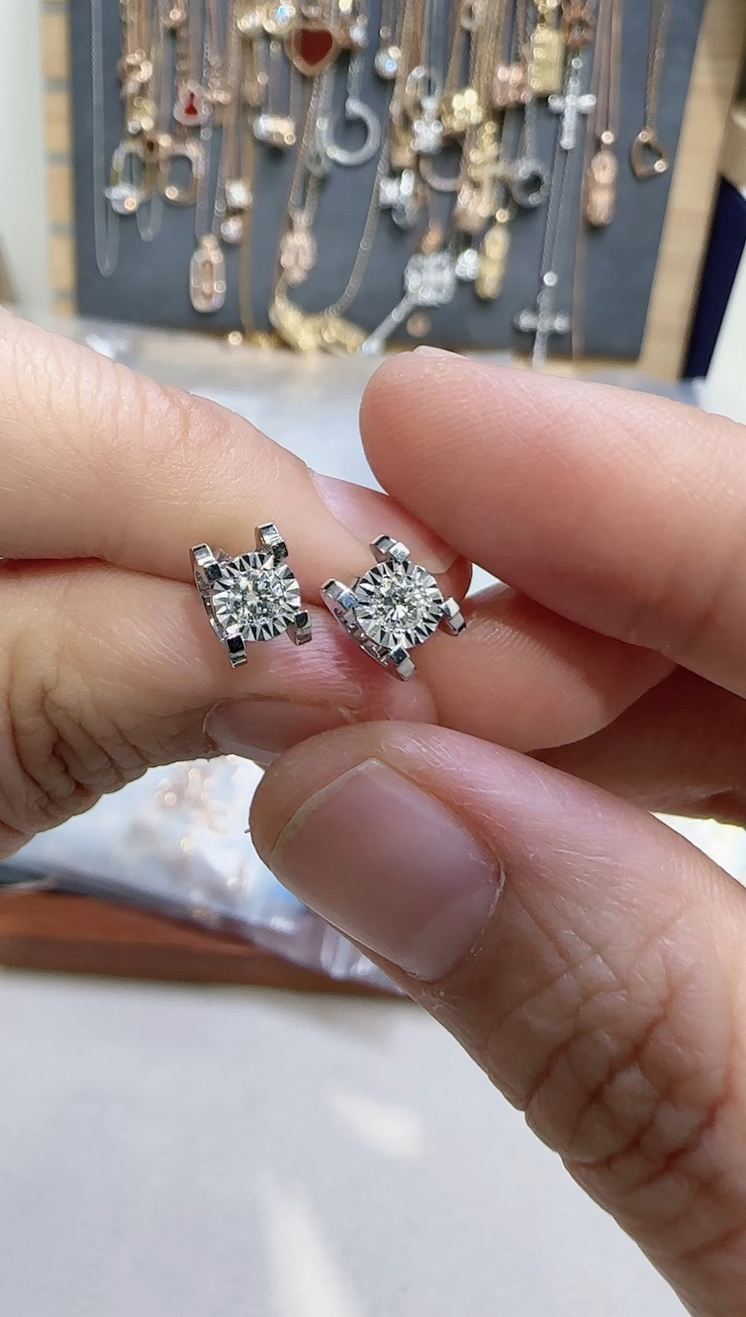 【闪购商品】天然钻石耳饰18K金镶嵌多样性发货发其一