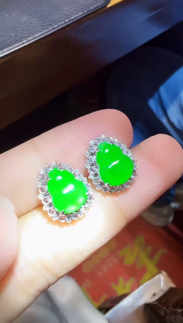 18K金镶嵌翡翠耳饰葫芦