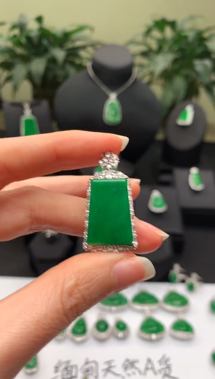 【闪购商品】翡翠颈饰18K金镶嵌无事牌