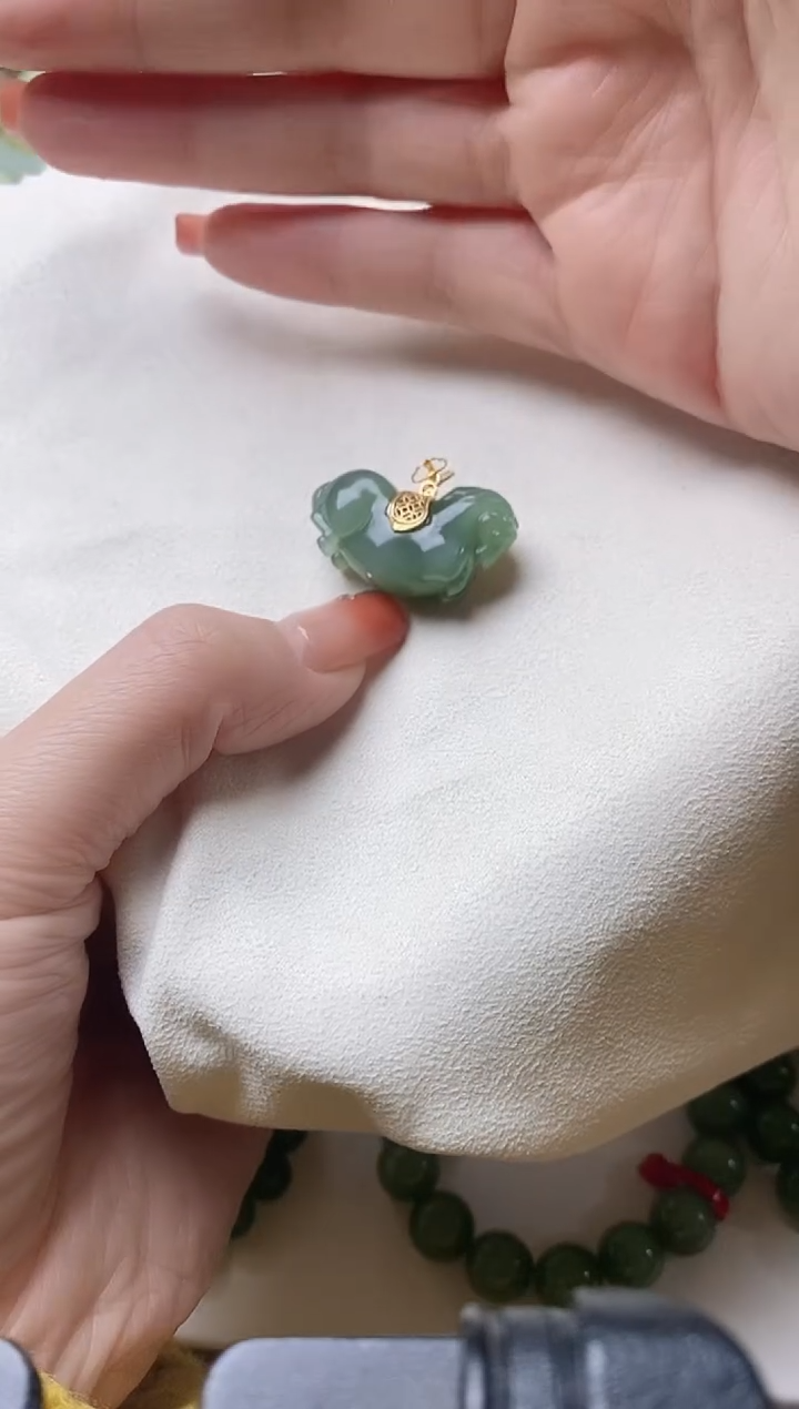 颈饰18K金镶嵌和田玉吊坠