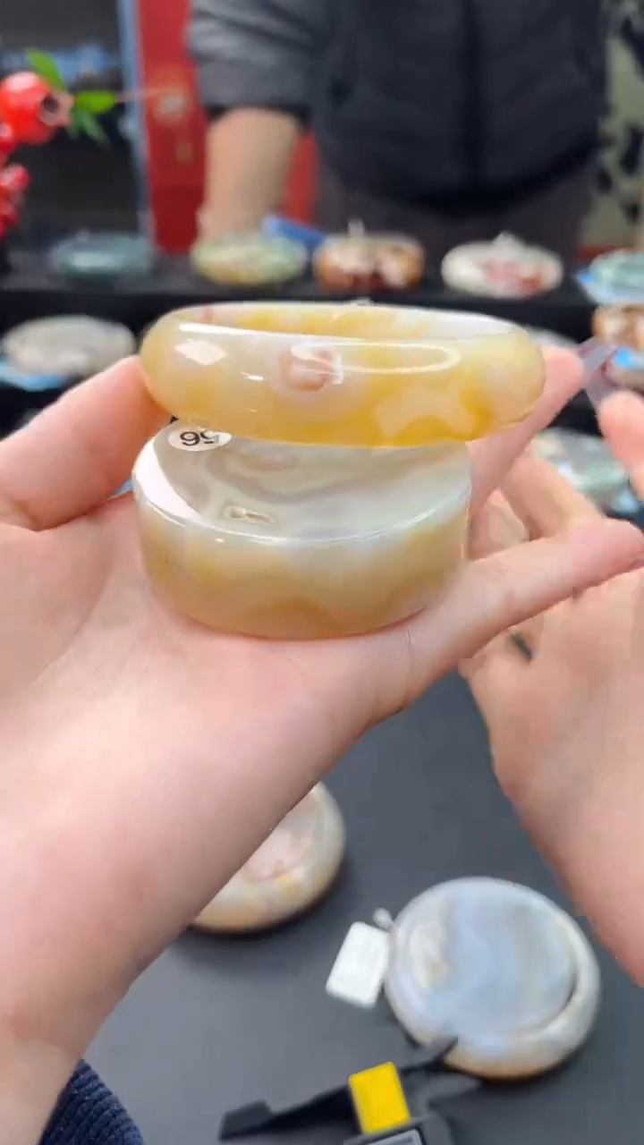 【闪购商品】石英质玉手镯未镶嵌赠送镯心（56圈口）无证书