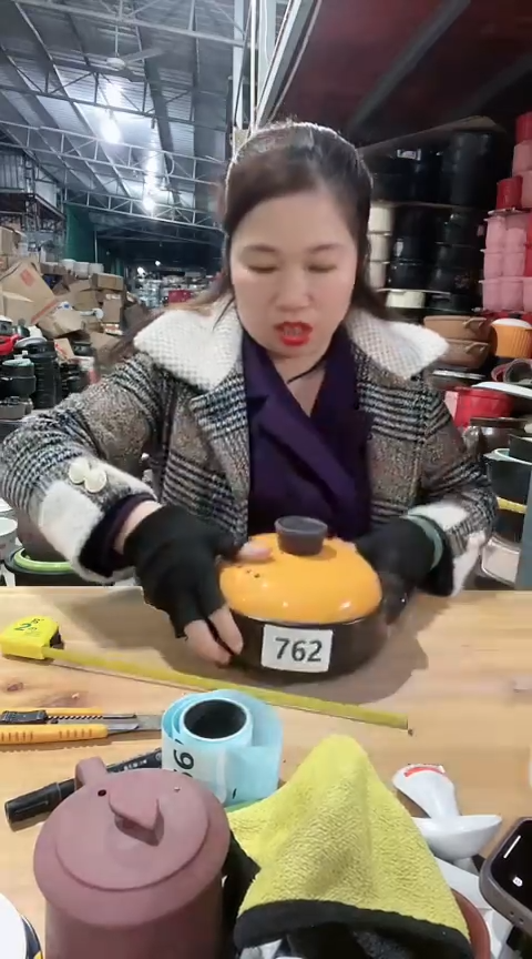762瑕疵黑锅带盖，，