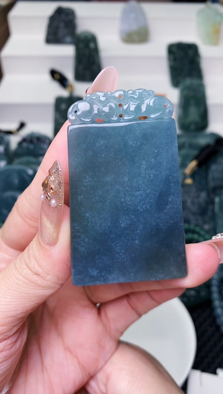 颈饰未镶嵌翡翠 