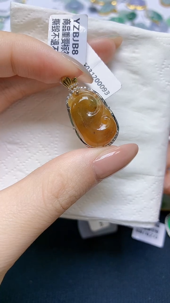 翡翠18K金镶嵌颈饰天然缅甸A货翡翠