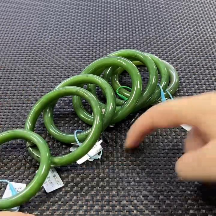 和田玉手镯一支(多样性发1件) 粗条